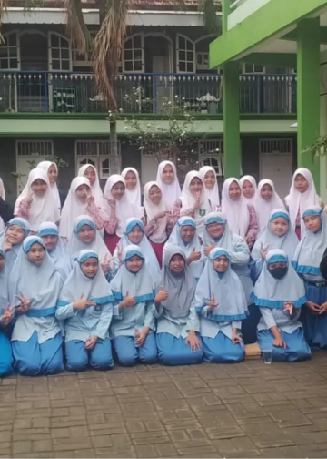 Foto: Para siswi SD Al-Kautsar dan SD/MI Muhammadiyah kota Pasuruan berpose di asrama SPEAM Putri (Dadang Prabowo)