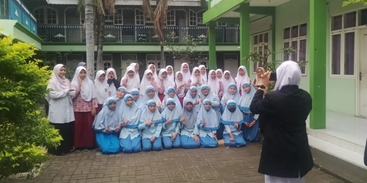 Foto: Para siswi SD Al-Kautsar dan SD/MI Muhammadiyah kota Pasuruan berpose di asrama SPEAM Putri (Dadang Prabowo)