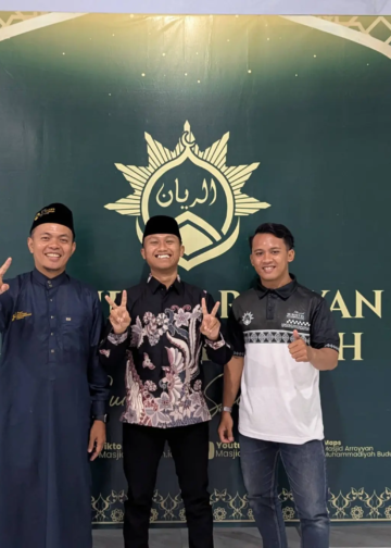 Muslim, Takmir Musholla Al-Furqon Muhammadiyah, berfoto bersama Pimpinan Takmir Masjid Ar-Royyan Muhammadiyah Buduran.