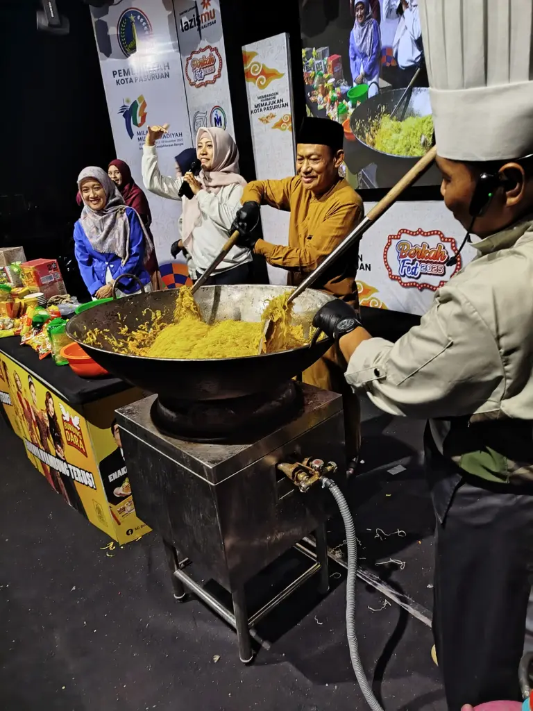 Ustaz Abu Nasir, Ibu Royce, dan Ibu Hilmi iku demo memasak bersama Chef Aria di Panggung/PasMu