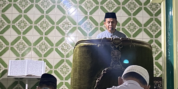 Di bulan Ramadhan, Ustadz Mustakin, S.Pd.I., S.Pd mengajak jamaah di Masjid Al Kautsar menjadikan puasa dan tarawih sebagai jalan membakar dosa dan menumbuhkan taqwa.