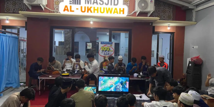 Masjid Al Ukhuwah Pasuruan gelar kompetisi e-sport Mobile Legends tarik minat remaja makmurkan masjid di bulan Ramadhan.