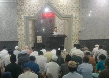 Shalat tarawih malam pertama di Kota Pasuruan: Dr. Abu Nasir, M.Ag. imam sekaligus penyampai kultum bertema Kalender Hijriah Global Tunggal (KHGT).