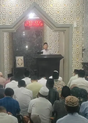 Shalat tarawih malam pertama di Kota Pasuruan: Dr. Abu Nasir, M.Ag. imam sekaligus penyampai kultum bertema Kalender Hijriah Global Tunggal (KHGT).