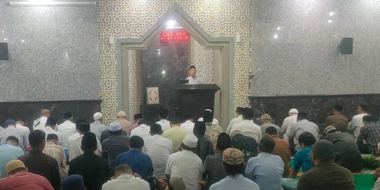 Shalat tarawih malam pertama di Kota Pasuruan: Dr. Abu Nasir, M.Ag. imam sekaligus penyampai kultum bertema Kalender Hijriah Global Tunggal (KHGT).