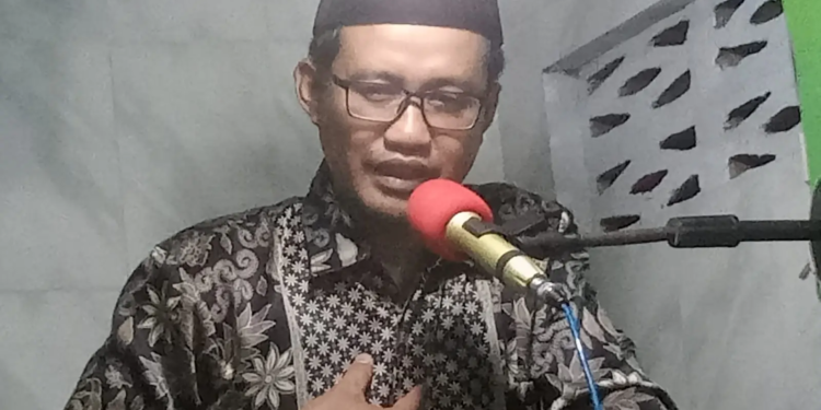 Ustadz Dadang mengingatkan jemaah bahwa Ramadhan adalah momentum kembali kepada Al-Qur’an sebagai petunjuk hidup dan penawar penyakit hati.