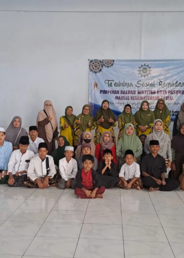 Pimpinan Daerah 'Aisyiyah Kota Pasuruan salurkan 35 paket santunan untuk anak yatim dan dhuafa.