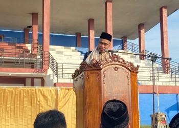 Kita besarkan Allah di tempat ibadah, tapi kita agungkan kekayaan, kekuasaan, dan kedudukan di luar sana.