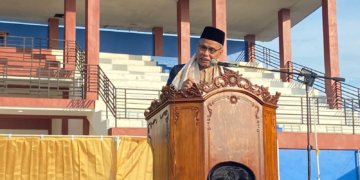 Kita besarkan Allah di tempat ibadah, tapi kita agungkan kekayaan, kekuasaan, dan kedudukan di luar sana.