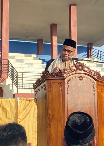 Kita besarkan Allah di tempat ibadah, tapi kita agungkan kekayaan, kekuasaan, dan kedudukan di luar sana.