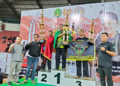 Jamal mewakili tim mendapakan piala di podium