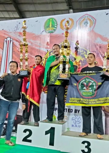 Jamal mewakili tim mendapakan piala di podium