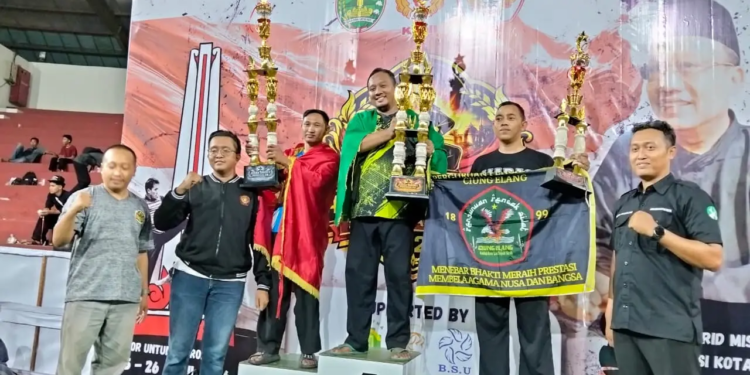 Jamal mewakili tim mendapakan piala di podium