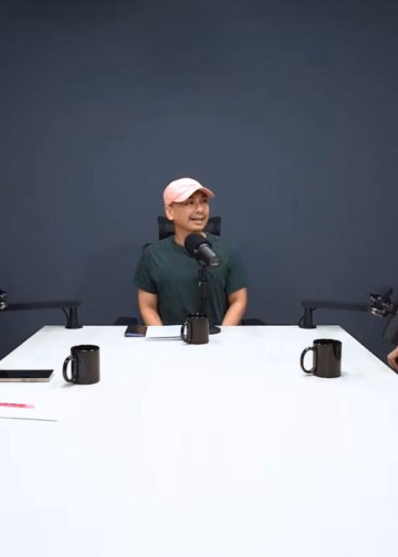 Dr. Tirta memotong kebuntuan dengan ketegasan, dr. Gia dengan kelembutan, keduanya sama-sama menyelamatkan nyawa/podcast Raditya Dika