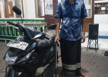 Pak Jayadi bergembira di samping motornya yang sudah normal/foto: Agus pasmu.id