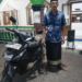 Pak Jayadi bergembira di samping motornya yang sudah normal/foto: Agus pasmu.id