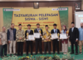 foto bersama siswa berprestasi bersama wali murid, kepala sekolah serta jajaran PDM Kota Pasuruan/foto Fiqo pasmu.id