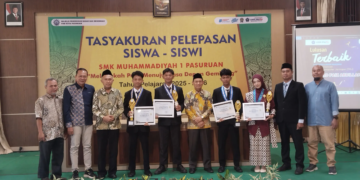 foto bersama siswa berprestasi bersama wali murid, kepala sekolah serta jajaran PDM Kota Pasuruan/foto Fiqo pasmu.id