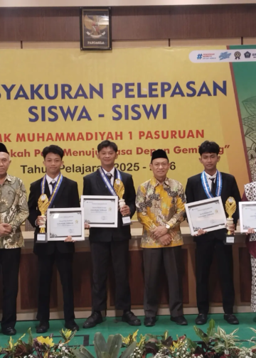 foto bersama siswa berprestasi bersama wali murid, kepala sekolah serta jajaran PDM Kota Pasuruan/foto Fiqo pasmu.id