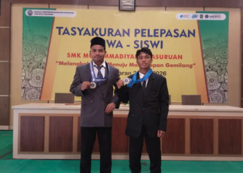 Bangga 2 anak panti asuhan menunjukkan gordon/ foto Suyatno pasmu.id
