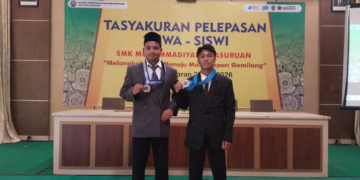 Bangga 2 anak panti asuhan menunjukkan gordon/ foto Suyatno pasmu.id