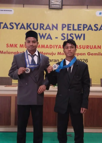 Bangga 2 anak panti asuhan menunjukkan gordon/ foto Suyatno pasmu.id