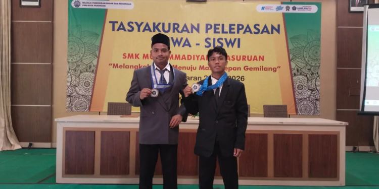 Bangga 2 anak panti asuhan menunjukkan gordon/ foto Suyatno pasmu.id