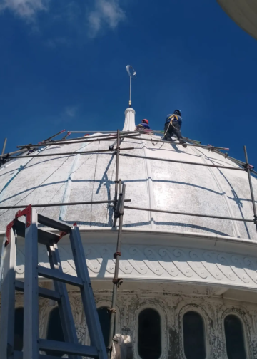 Rehab Masjid Darul Arqom menunjukkan hasil positif, jamaah kini lebih nyaman beribadah bersama/ foto Agus pasmu.id