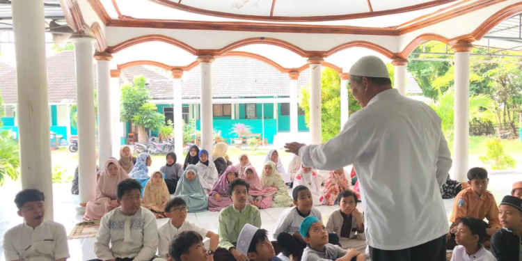 Masjid Ibrahim SD MuCES menjadi laboratorium karakter, ibadah, dan entrepreneurship bagi pembentukan siswa berakhlak unggul/ foto Suyatno pasmu.id