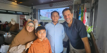 Bu Safa dan siswa SD Al Kautsar berfoto bersama Dean Bragonier usai workshop inklusi di UMM/foto: Istimewa pasmu.id