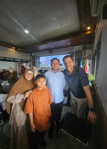 Bu Safa dan siswa SD Al Kautsar berfoto bersama Dean Bragonier usai workshop inklusi di UMM/foto: Istimewa pasmu.id