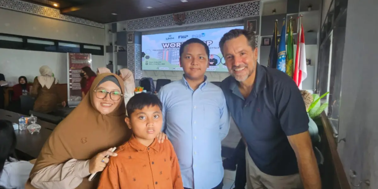 Bu Safa dan siswa SD Al Kautsar berfoto bersama Dean Bragonier usai workshop inklusi di UMM/foto: Istimewa pasmu.id