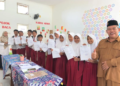 Tangis haru dan ucapan syukur mewarnai pengumuman kelulusan siswa kelas VI SD MuCES Kota Pasuruan. (Suyatno/Pasmu.id)