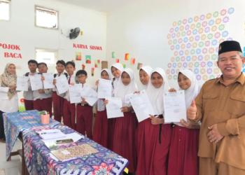 Tangis haru dan ucapan syukur mewarnai pengumuman kelulusan siswa kelas VI SD MuCES Kota Pasuruan. (Suyatno/Pasmu.id)