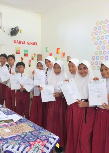 Tangis haru dan ucapan syukur mewarnai pengumuman kelulusan siswa kelas VI SD MuCES Kota Pasuruan. (Suyatno/Pasmu.id)