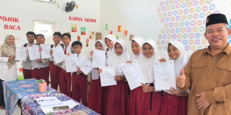Tangis haru dan ucapan syukur mewarnai pengumuman kelulusan siswa kelas VI SD MuCES Kota Pasuruan. (Suyatno/Pasmu.id)