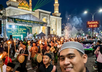 Malam takbiran Idul Adha 1447 H menghadirkan gema Allahu Akbar yang menyatukan hati umat Islam dalam keikhlasan, pengorbanan, rasa syukur, serta harapan agar hidup senantiasa dipenuhi keberkahan dan ketakwaan kepada Allah SWT. (foto: Nashrul Mu'minin/pasmu.id)