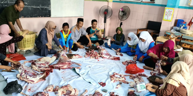 MI Muhammadiyah Pasuruan gelar qurban Idul Adha untuk menanamkan kepedulian, keikhlasan, dan semangat berbagi. (foto: Istimewa/pasmu.id)