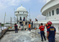 Pekerja rehab Masjid Darul Arqom kaget temukan sarang tawon di lubang kubah kecil, lalu lapor takmir hingga BPBD diterjunkan/Foto Agus pasmu.id