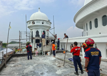 Pekerja rehab Masjid Darul Arqom kaget temukan sarang tawon di lubang kubah kecil, lalu lapor takmir hingga BPBD diterjunkan/Foto Agus pasmu.id