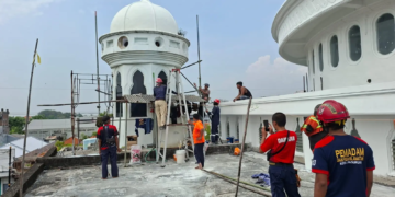 Pekerja rehab Masjid Darul Arqom kaget temukan sarang tawon di lubang kubah kecil, lalu lapor takmir hingga BPBD diterjunkan/Foto Agus pasmu.id