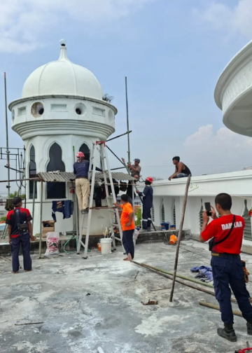 Pekerja rehab Masjid Darul Arqom kaget temukan sarang tawon di lubang kubah kecil, lalu lapor takmir hingga BPBD diterjunkan/Foto Agus pasmu.id