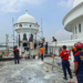 Pekerja rehab Masjid Darul Arqom kaget temukan sarang tawon di lubang kubah kecil, lalu lapor takmir hingga BPBD diterjunkan/Foto Agus pasmu.id
