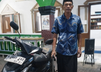 Pak Jayadi bergembira di samping motornya yang sudah normal/foto: Agus pasmu.id