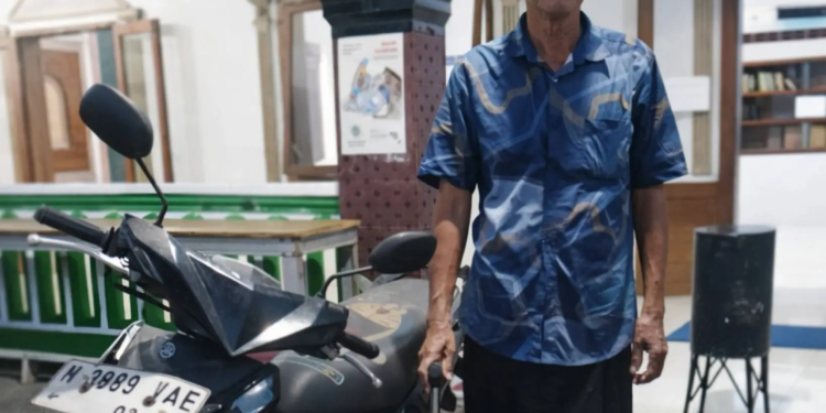 Pak Jayadi bergembira di samping motornya yang sudah normal/foto: Agus pasmu.id