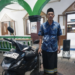 Pak Jayadi bergembira di samping motornya yang sudah normal/foto: Agus pasmu.id