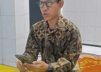 Subuh di Masjid Darul Arqom, Ust. Heru ungkap fenomena tiga laut bertemu tak menyatu sebagai bukti kuasa Allah. (foto: Suharsono/pasmu.id)