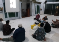Rehab Masjid Darul Arqom Masuk Fase Kritis, Pekerja Lakukan Ini Biar Kubah Besar Tak Rembes Lagi. (Foto: Agus/pasmu.id)