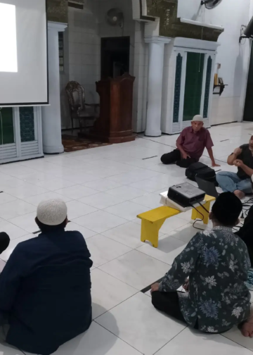 Rehab Masjid Darul Arqom Masuk Fase Kritis, Pekerja Lakukan Ini Biar Kubah Besar Tak Rembes Lagi. (Foto: Agus/pasmu.id)
