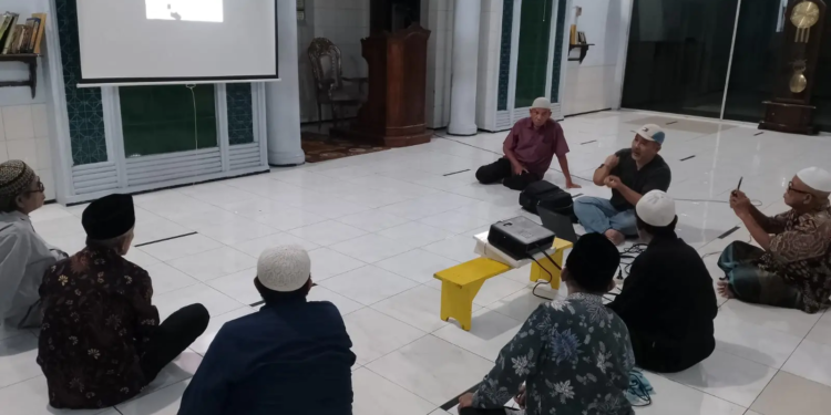 Rehab Masjid Darul Arqom Masuk Fase Kritis, Pekerja Lakukan Ini Biar Kubah Besar Tak Rembes Lagi. (Foto: Agus/pasmu.id)